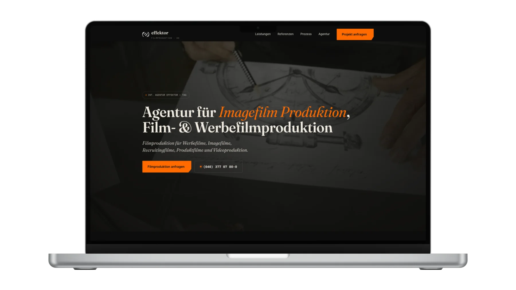 Weiteres Website-Beispiel, gezeigt auf einem MacBook