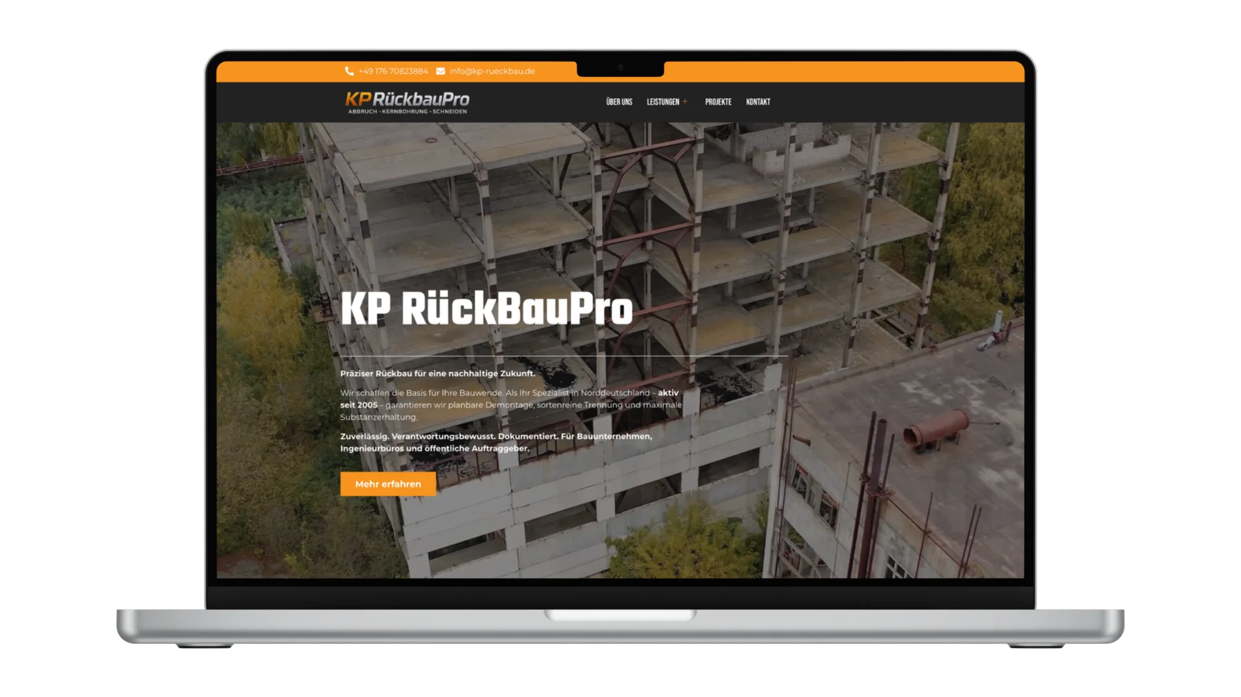 Weiteres Website-Beispiel, gezeigt auf einem MacBook